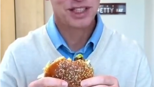 麥當(dāng)勞CEO吃漢堡像在吃藥，網(wǎng)友：這是反向絕殺？