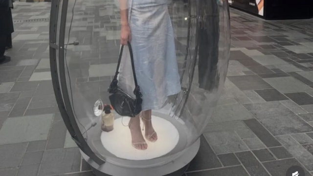 三里屯“透明蛋”火了：4000一小時，你站嗎？