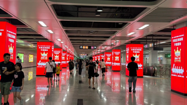 深圳地鐵“廣告霸凌”引熱議：王婆式叫賣，還能走多遠？