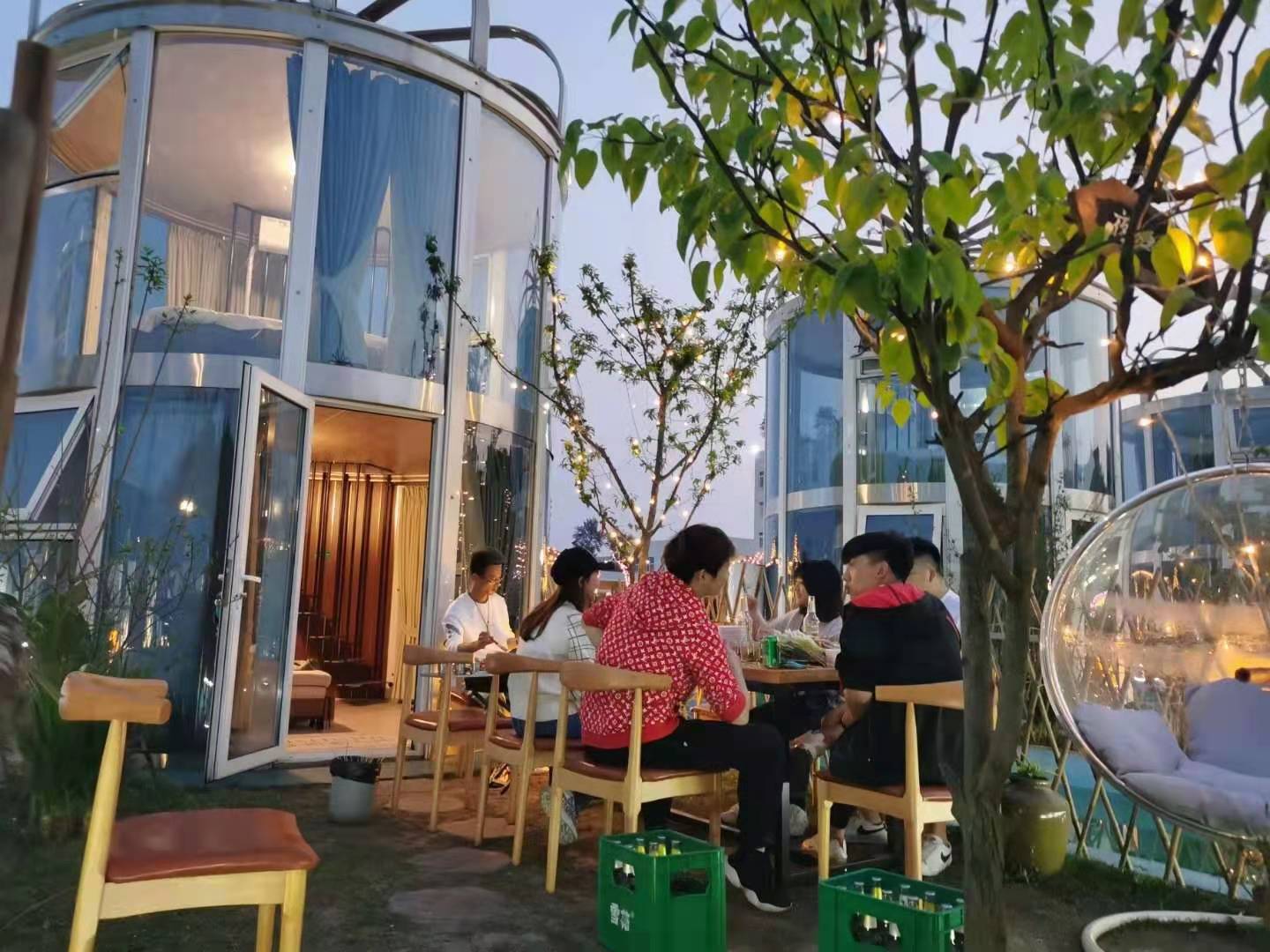 自貢嘟嘟嘉年華鳥籠民宿誰做的.jpg